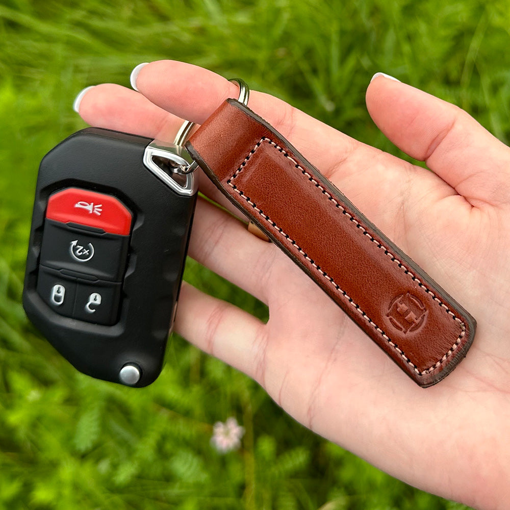 Classic Keychain Oak in Hand